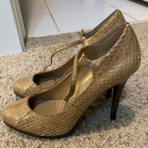 Lauren/Ralph Lauren snake skin textured tan pump